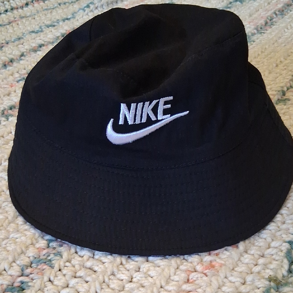 Nike Black Reversable  Bucket Hat Classic Curved Brim